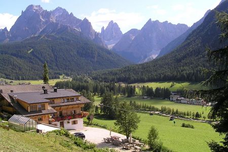 Gaeste des Kinigerhofs in Sexten, Mitglied des Qualitaetssiegels Roter Hahn, geniessen freie Aussicht auf die Sextner Dolomiten