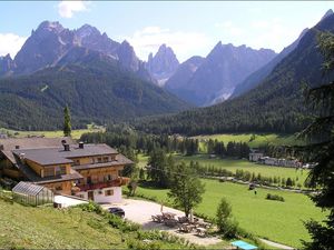Gaeste des Kinigerhofs in Sexten, Mitglied des Qualitaetssiegels Roter Hahn, geniessen freie Aussicht auf die Sextner Dolomiten Gaeste des Kinigerhofs in Sexten, Mitglied des Qualitaetssiegels Roter Hahn, geniessen freie Aussicht auf die Sextner Dolomiten