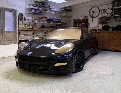 Vienna Art Week Ausstellung Chris Burden und Gottfried Bechtold Porsche Panamera