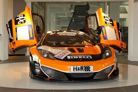 Mc Laren MP4-12C GT3, Enthuellung durch Teamchef Rainer Doerr und Teammanager Uwe Isert