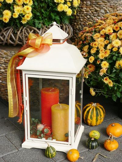 Kerzen als Dekoration für den Herbst