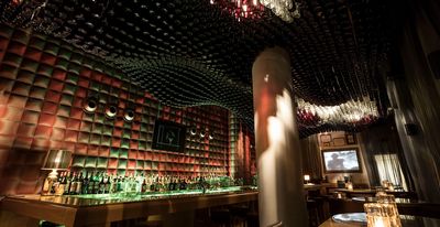 Der Brassclub ist viel mehr als eine Cocktailbar, in der die Leidenschaft für Cocktails aus allen vier Wänden strömt