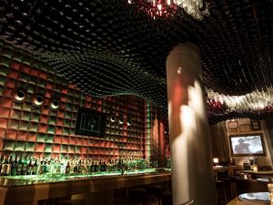 Der Brassclub ist viel mehr als eine Cocktailbar, in der die Leidenschaft für Cocktails aus allen vier Wänden strömt Der Brassclub ist viel mehr als eine Cocktailbar, in der die Leidenschaft für Cocktails aus allen vier Wänden strömt