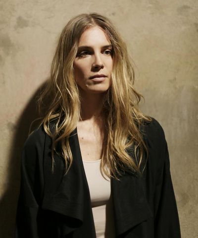 Die schoene Pianistin und Komponistin Julia Kadel kann Stolz auf ihre Arbeit sein