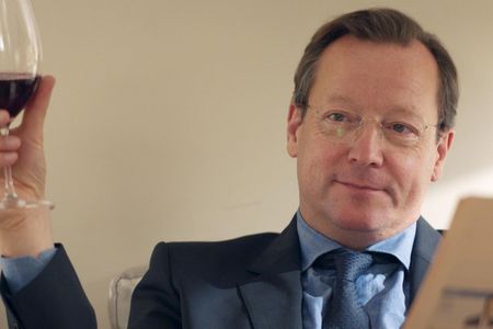 Matthias Brandt stuerzt Stella in den Tot. Unerfahren und jung, geht sie ahnungslos ihrem Untergang entgegen