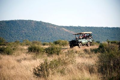 Mit offenem Jeep auf Safari Mit offenem Jeep auf Safari