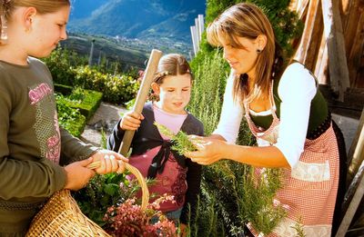 Im neuen Katalog der Dachmarke „Roter Hahn“ finden Interessierte auf 140 Seiten rund 600 Ferien-Bauernhöfe in ganz Südtirol – und garantiert auch den einen, der perfekt zu ihren individuellen Wünschen und Bedürfnissen passt. Die aktuelle Ausgabe von „Urlaub auf dem Bauernhof 2013“ liefert detaillierte Beschreibungen der ländlichen Domizile, außerdem erfährt der Leser Wissenswertes über die Regionen und die bäuerliche Kultur Südtirols. Dieses Jahr neu ist die Spezialisierung „Klimabauernhof“, für die sich bislang nur ein Mitgliedsbetrieb zertifizieren konnte.