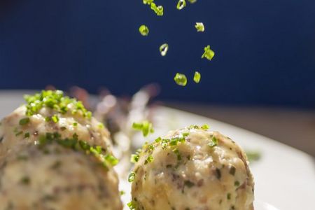 Speckknoedel von der Baeuerin Annemarie Kaserer aus Vinschgau im Hofschank Niedermair in Kastelbell-Tschars-Suedtirol
