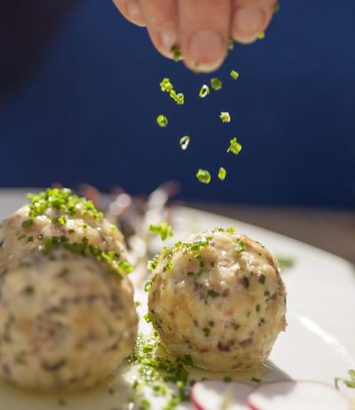 Speckknoedel von der Baeuerin Annemarie Kaserer aus Vinschgau im Hofschank Niedermair in Kastelbell-Tschars-Suedtirol
