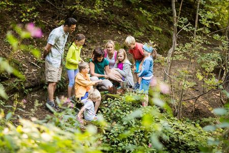 Elisabeth Taibon ist Paedagogin und eine von Schennas Naturexpertinnen auf ihren Touren sensibilisiert sie nicht nur Kinderaugen fuer ihre fragile Umwelt