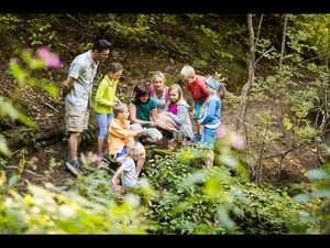 Elisabeth Taibon ist Paedagogin und eine von Schennas Naturexpertinnen auf ihren Touren sensibilisiert sie nicht nur Kinderaugen fuer ihre fragile Umwelt