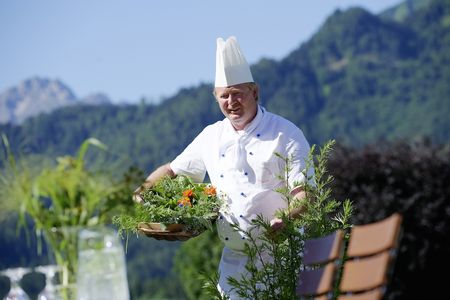 Essen udn Trinken Schueles Gesundheitsresort Koch mit frischen Kraeutern
