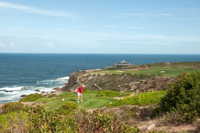 Reisen Suedafrika Golfplatz mit Meeresblick