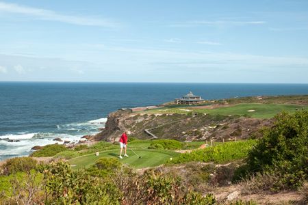 Reisen Suedafrika Golfplatz mit Meeresblick