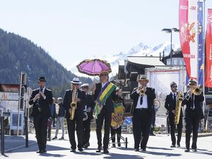 Tirol im Groove – die Marching Band um Markus Linder sorgt während des alljährlichen „New Orleans meets Snow“-Festivals für Feelgood-Sounds im österreichischen St. Anton am Arlberg und seinem Skigebiet Tirol im Groove – die Marching Band um Markus Linder sorgt während des alljährlichen „New Orleans meets Snow“-Festivals für Feelgood-Sounds im österreichischen St. Anton am Arlberg und seinem Skigebiet
