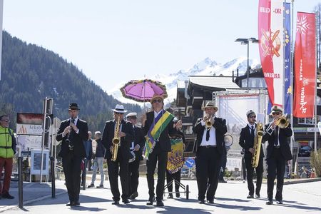 Tirol im Groove – die Marching Band um Markus Linder sorgt während des alljährlichen „New Orleans meets Snow“-Festivals für Feelgood-Sounds im österreichischen St. Anton am Arlberg und seinem Skigebiet