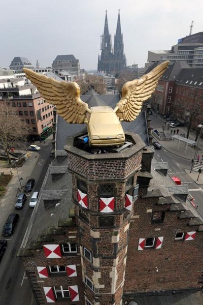 Wacht wieder über die Dommetropole: Das Flügelauto des Kölner Künstlers HA Schult