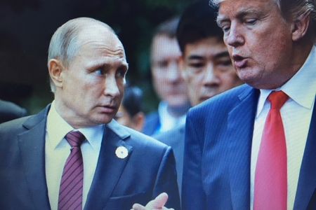 Laut der Springer-Spinner-Presse hat Putin eine kriminelle Energie, der die Zerstoerung der europaeischen Friedensordnung herbei sehnt, und Donald Trump wuerde ihm dabei helfen