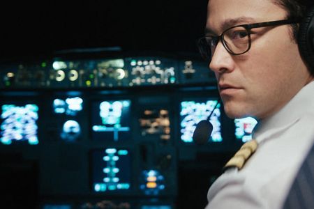 7500 ist ein Thriller von Patrick Vollrath mit Joseph Gordon-Levitt, Aylin Tezel und Omid Memar