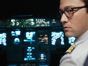 7500 ist ein Thriller von Patrick Vollrath mit Joseph Gordon-Levitt, Aylin Tezel und Omid Memar 7500 ist ein Thriller von Patrick Vollrath mit Joseph Gordon-Levitt, Aylin Tezel und Omid Memar