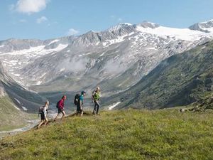 Der Gletscherweg Innergschlöss führt von Matrei/Osttirol aus durch die Kernzone des Nationalparks Hohe Tauern bis zum eindrucksvollen Talschluss der österreichischen Ostalpen, dem Gschlösstal