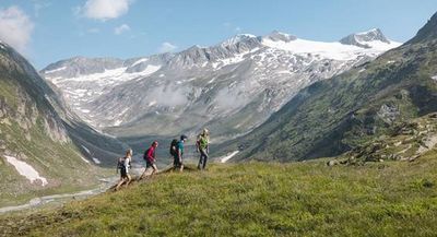 Der Gletscherweg Innergschlöss führt von Matrei/Osttirol aus durch die Kernzone des Nationalparks Hohe Tauern bis zum eindrucksvollen Talschluss der österreichischen Ostalpen, dem Gschlösstal