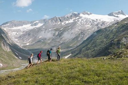 Der Gletscherweg Innergschlöss führt von Matrei/Osttirol aus durch die Kernzone des Nationalparks Hohe Tauern bis zum eindrucksvollen Talschluss der österreichischen Ostalpen, dem Gschlösstal