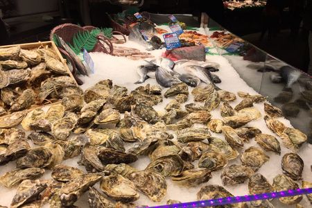 In der stylischen RawBar des Hotel Cort in Palma Mallorca werden rohe Fischspezialitaeten wie Austern und Ceviche serviert