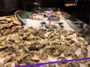 In der stylischen RawBar des Hotel Cort in Palma Mallorca werden rohe Fischspezialitaeten wie Austern und Ceviche serviert In der stylischen RawBar des Hotel Cort in Palma Mallorca werden rohe Fischspezialitaeten wie Austern und Ceviche serviert