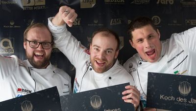 Der prestigetraechtige Titel Koch des Jahres 2017 ging an den Kuechenchef Jan Pettke aus der Scheck-In-Kochfabrik in Achern