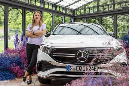 Mercedes-Marketingchefin Bettina Fetzer: In der Vergangenheit ging es darum, ein Auto möglichst dynamisch und muskulös auf einem grauen Asphalt darzustellen. Das machen wir nicht mehr