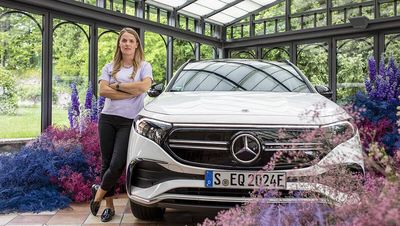 Mercedes-Marketingchefin Bettina Fetzer: In der Vergangenheit ging es darum, ein Auto möglichst dynamisch und muskulös auf einem grauen Asphalt darzustellen. Das machen wir nicht mehr