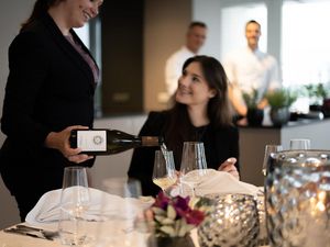 Stilvolle Menüs mit korrespondierender Weinauswahl erleben Genussreisende ganzjährig bei den Veranstaltungen des Hotel Vier Jahreszeiten Starnberg in Oberbayern Stilvolle Menüs mit korrespondierender Weinauswahl erleben Genussreisende ganzjährig bei den Veranstaltungen des Hotel Vier Jahreszeiten Starnberg in Oberbayern