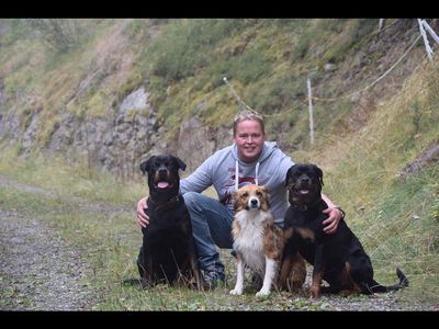Der Suedtiroler Hundetrainer Hannes Conci arbeitet gern mit zwei- und vierbeinigen Schenna-Urlaubern