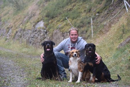 Der Suedtiroler Hundetrainer Hannes Conci arbeitet gern mit zwei- und vierbeinigen Schenna-Urlaubern