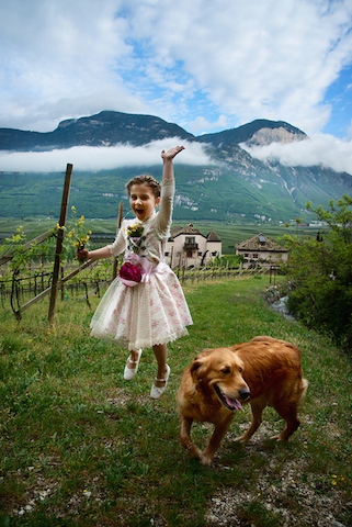 Stil Dirndl Tali Boelt Kind mit Hund Stil Dirndl Tali Boelt Kind mit Hund