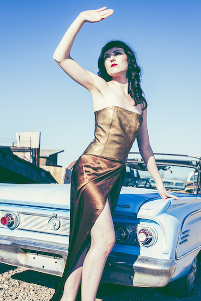 Stil Mode nina athanasiou Lederkleid an Auto Stil Mode nina athanasiou Lederkleid an Auto